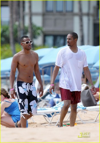  Shirtless Marlon Wayans: spiaggia and Brothers