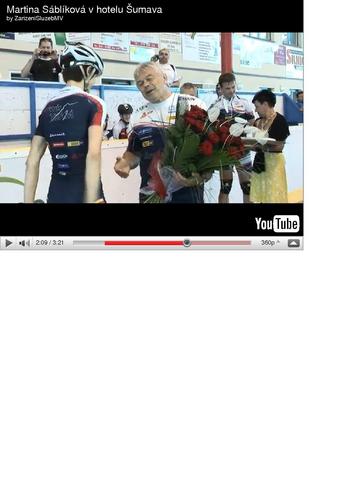  coach gives Martina red roses, the symbol of upendo