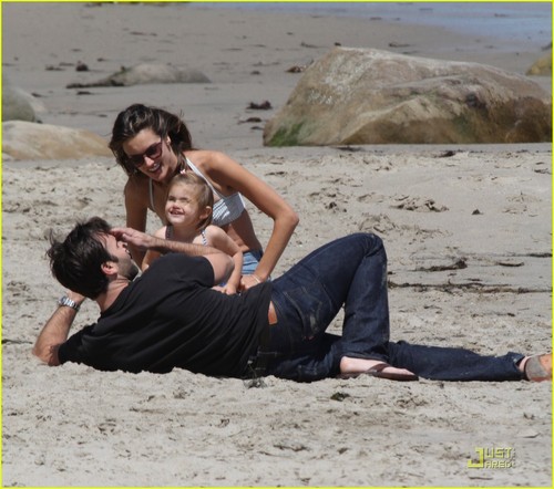  Alessandra Ambrosio: Family دن at the Beach!