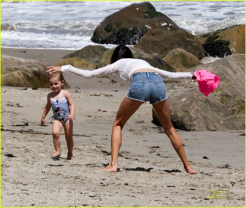  Alessandra Ambrosio: Family دن at the Beach!