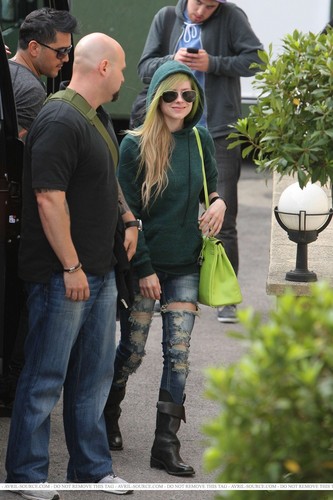  Avril arriving at фонтан Studios