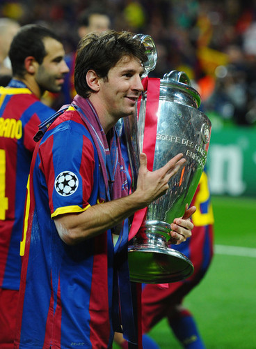  Barcelona Return ہوم Victorious With Champions League Trophy (Lionel Messi)