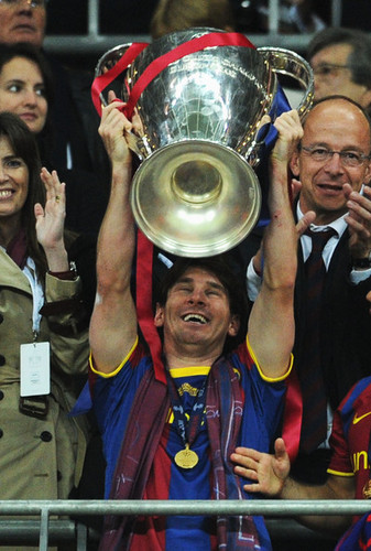  Barcelona Return 집 빅토리어스 With Champions League Trophy (Lionel Messi)