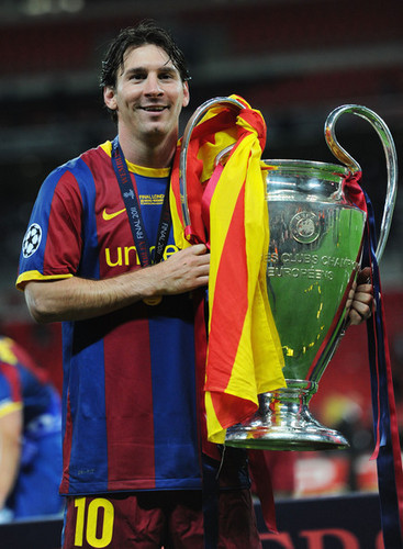  Barcelona Return घर विक्टोरियस With Champions League Trophy (Lionel Messi)