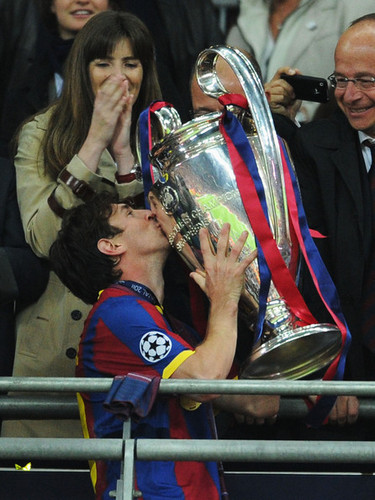  Barcelona Return utama Victorious With Champions League Trophy (Lionel Messi)