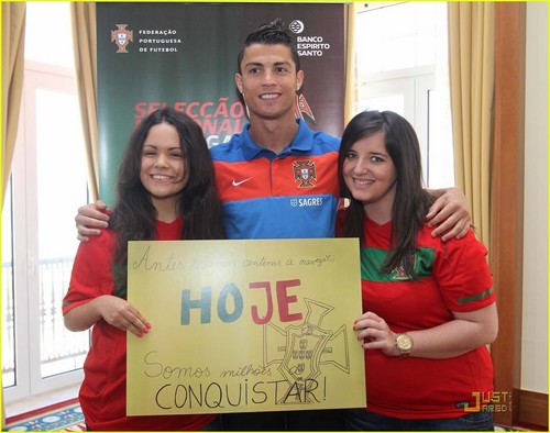  Cristiano Ronaldo: Autographs for Fans!