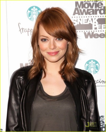 Emma Stone Returns to Red Hair