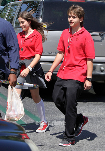  HQ-Prince and Paris On Their Way To diễn xuất Class 5/31/2011