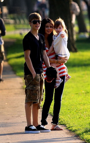  IT'S SERIOUS: SELENA MEETS JUSTIN'S FAMILY