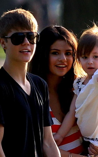  IT'S SERIOUS: SELENA MEETS JUSTIN'S FAMILY