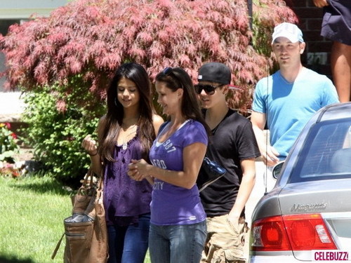 IT'S SERIOUS: SELENA MEETS JUSTIN'S FAMILY