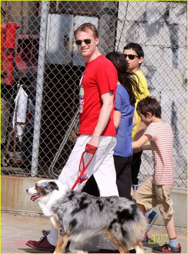  Jennifer Connelly: Sunday Stroll with Paul Bettany!