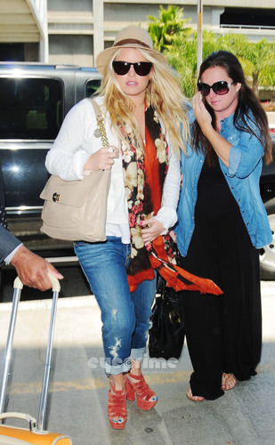  Jessica Simpson departs LAX, May 31
