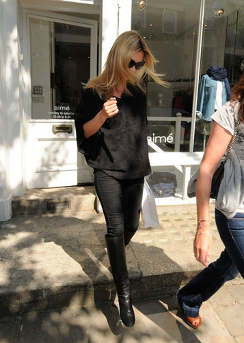  Kate Moss enjoys a shopping trip in Notting Hill.