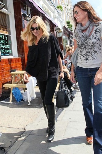  Kate Moss has lunch with her daughter Lila Grace Moss
