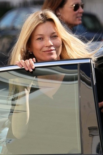  Kate Moss has lunch with her daughter Lila Grace Moss