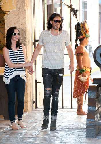  Katy Perry & Russell Brand Spend Memorial dag in Campeche, Mexico, May 29