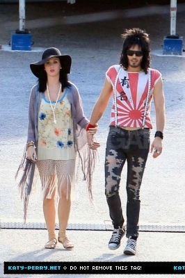  Katy visits Russel on the ‘Rock of Ages’ set