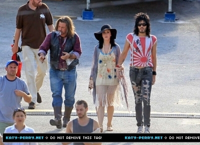 Katy visits Russel on the ‘Rock of Ages’ set - Katy Perry Photo ...