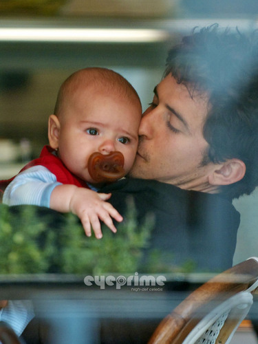  Orlando Bloom Cuddles Up With Baby Flynn at a Cafe in Hollywood, June 1
