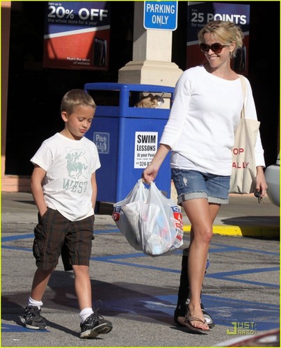  Reese Witherspoon: Brentwood with Deacon!