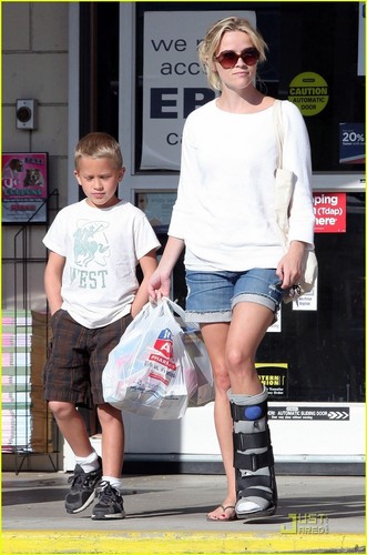  Reese Witherspoon: Brentwood with Deacon!