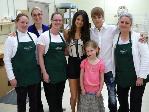  Selena - At Rhéo Thompson Candies With Justin Bieber - June 3, 2011