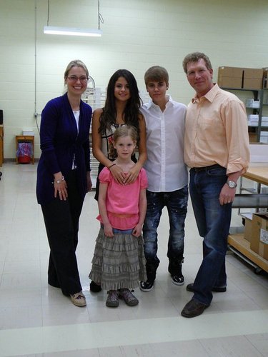  Selena - At Rhéo Thompson Candies With Justin Bieber - June 3, 2011