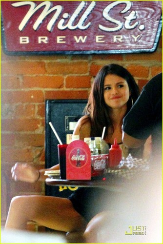  Selena Gomez: Justin Bieber's 足球 Sweetheart