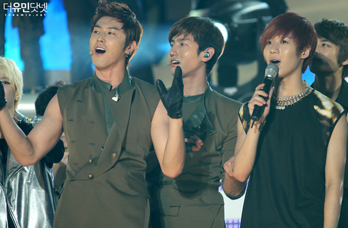  SHINee（シャイニー） and TVXQ, we are a family! :D