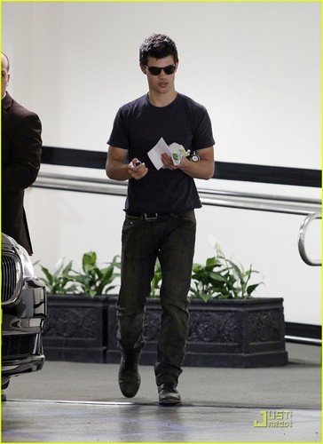  Taylor Lautner: Subway Stud