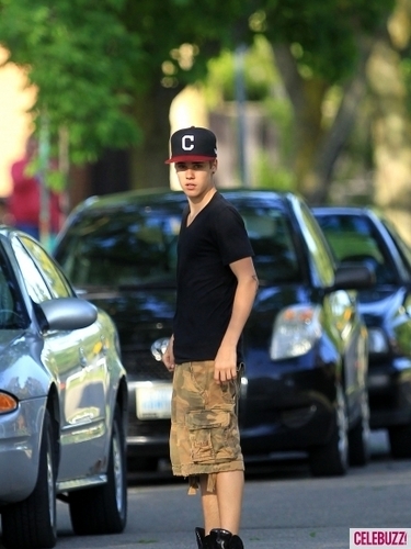  justin bieber plays ball back at 집 in canada!!