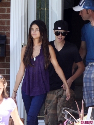  selena gomez hanging out with justin bieber’s family!!