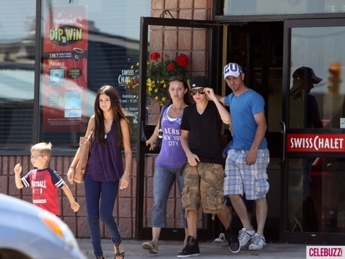  selena gomez hanging out with justin bieber’s family!!