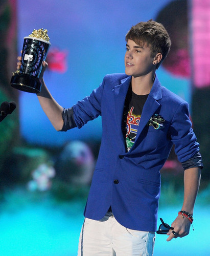  2011 एमटीवी Movie Awards - दिखाना (Justin Bieber)