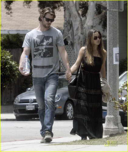  Chris Hemsworth & Elsa Pataky: Strolling Sweethearts