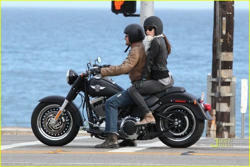  Gerard Butler: Motorcycle Ride with Jessica Biel!
