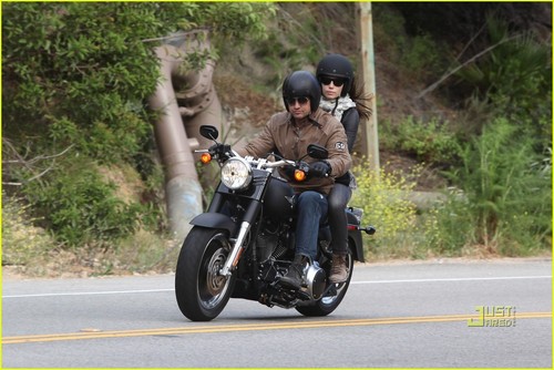  Gerard Butler: Motorcycle Ride with Jessica Biel!