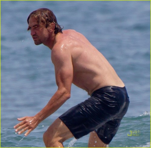  Gerard Butler: Shirtless Surfer in Maui!