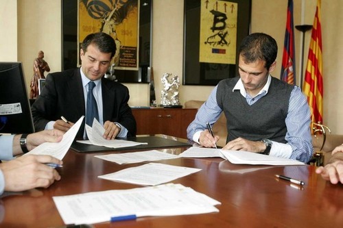  Guardiola signing his first contract for Barcelona!