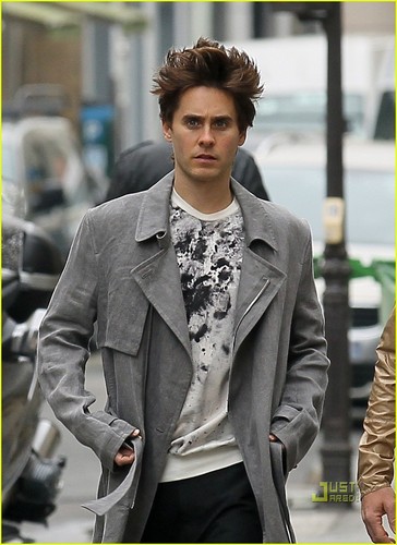  Jared Leto: Popped 칼라 for Parisian Stroll!