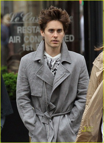  Jared Leto: Popped 领, 衣领 for Parisian Stroll!