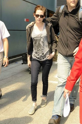  Kristen arriving in लंडन (June 7 2011)