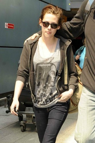  Kristen arriving in लंडन (June 7 2011)