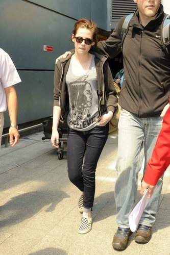  Kristen arriving in Luân Đôn (June 7 2011)