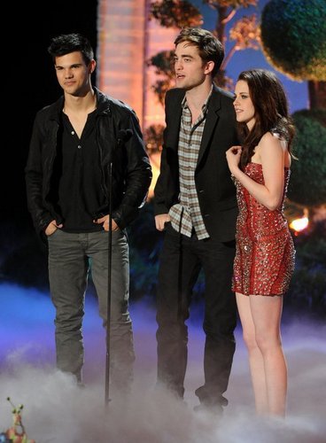MTV Movie Awards (June 5, 2011) 