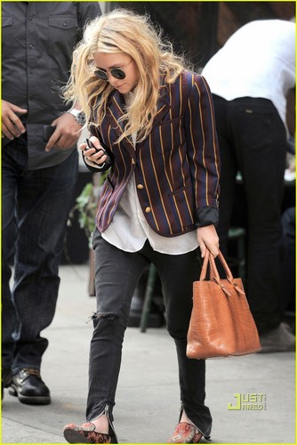  Mary-Kate Olsen Shows Her Stripes