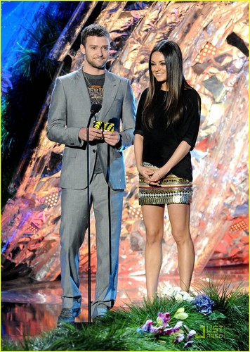  Mila Kunis Grabs Justin Timberlake’s Crotch
