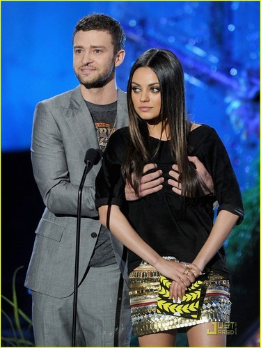  Mila Kunis Grabs Justin Timberlake’s Crotch