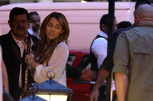  Miley - Out to रात का खाना in Mexico City, Mexico (25th May 2011)